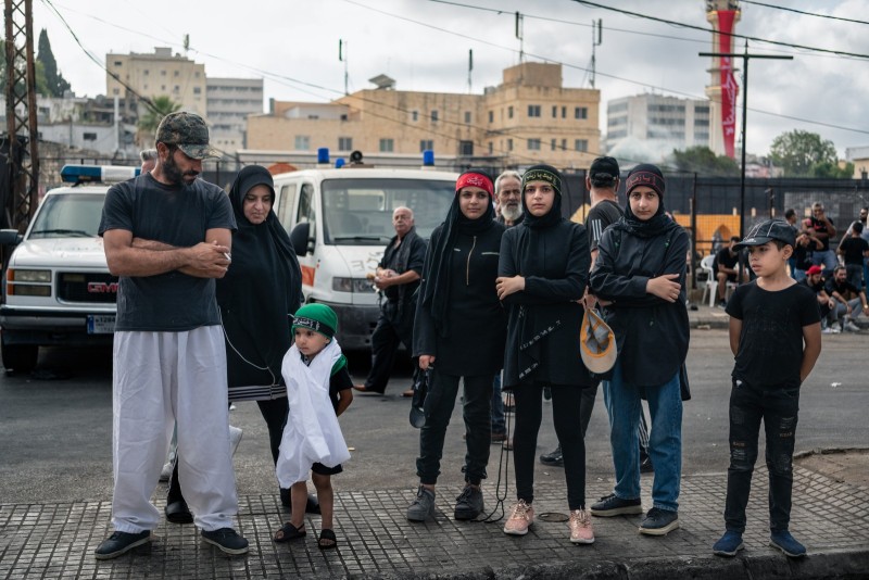 Achoura : Sillages Commémoration de Achoura dans la ville de Nabatiyeh au Liban. A l'aube du dernier jour (10ème) de Ashoura, une famille attends le commencement des premieres processions