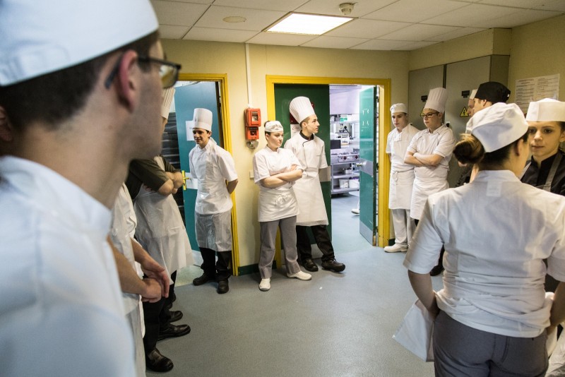Meilleur Apprenti de France Pâtissier 2016 5H50 au CEPROC-CFA, les candidats du concours du meilleur apprenti de France en pâtisserie attendent l'ouverture des labos.