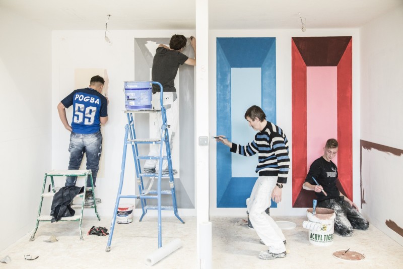 Apprentissages Des jeunes au travail dans l'atelier de peinture du CFA des Compagnons du Devoir de Lille. 