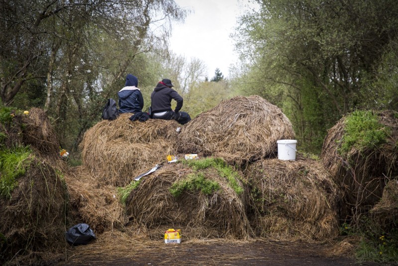 Cultiver la Résistance Avril 2018 Notre Dame des LandesLe 9 avril 2018 l'expulsion de la Zad ( Zone à défendre) de Notre Dame des Landes a commencé. Lors des premiers jours un énorme dispositif policier a été déployé sur le zone. 2500 hommes et des blindés. La destruction de plusieurs lieux de vie , notamment  les lieux occupé ont commencé. La ferme des 100 Noms à été également détruite alors que le site n'était pas un site occupé illégalement.  Le jeudi 12 avril l'arrêt de l'expulsion est annoncé.  Le vendredi 13 avril malgré l'annonce du retour au calme les tensions continuent. Le dispositif policier est toujours présent et les habitants de la Zad et des soutiens venus de France et Europe continuent de résister face à la violence. Les cabanes constuites par les activistes qui seront détruites systématiquement après  par la gendarmerie.   Le projet de construction de l'aéroport a été abandonné par le gouvernement en Février 2018.   Barricade.