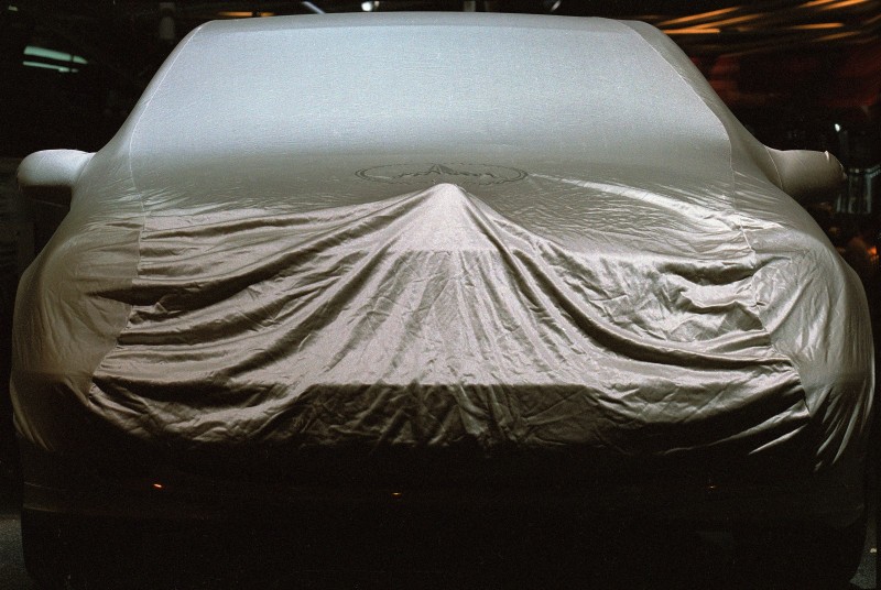 Au bon temps de l'auto Stand Mercédes, avant l'ouverture au public, les voitures sous des bâches.