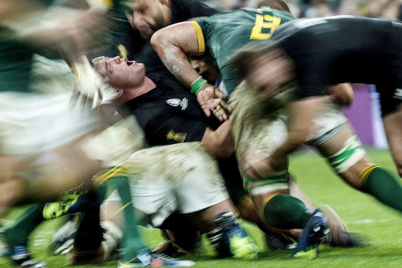 Carnet de coupe Finale de la coupe du Monde de rugby 2023 opposant l'Afrique du Sud à la Nouvelle-Zélande au stade de France. L'Afrique du Sud s'impose 12 à 10 et devient championne du Monde pour la 4ème fois. Le pilier néo-zélandais Ethan De Groot hurle de douleur dans un ruck après a voir reçu un coup de coude.