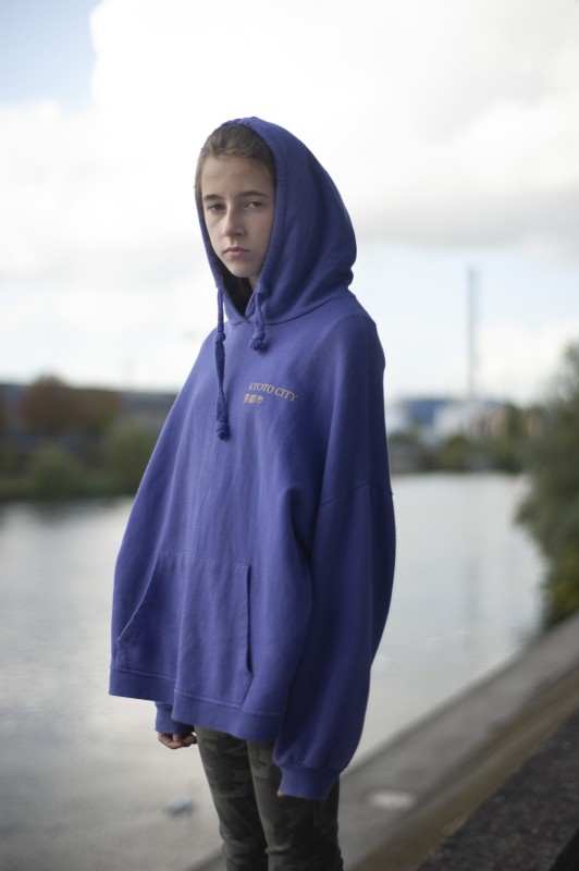 Génération Z, la génération silencieuse. Mina une jeune fille de 13 ans pose sur les bords de la Seine dans le 94..