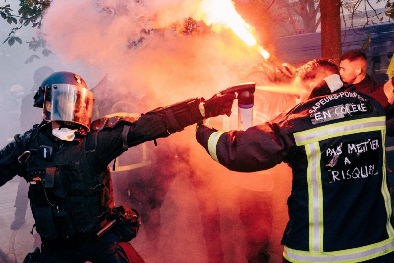 Société Le 15 octobre 2019 les pompiers manifestent à Paris pour la reconnaissance de la pénibilité de leur travail et leur régime de retraite. En fin de manifestation, les pompiers ont forcé la ligne de garde mobile pour rejoindre le périphérique. Les gendarmes ont répliqué par des tirs de gaz lacrymogène.