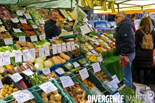 Edimbourg.Au marche hebdomaire du samedi sur Grassmarket dans la vielle ville, un vendeur de fruits et legumes