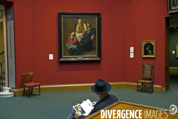 Edimbourg.A la Scottish National Gallery un homme regarde un tableau