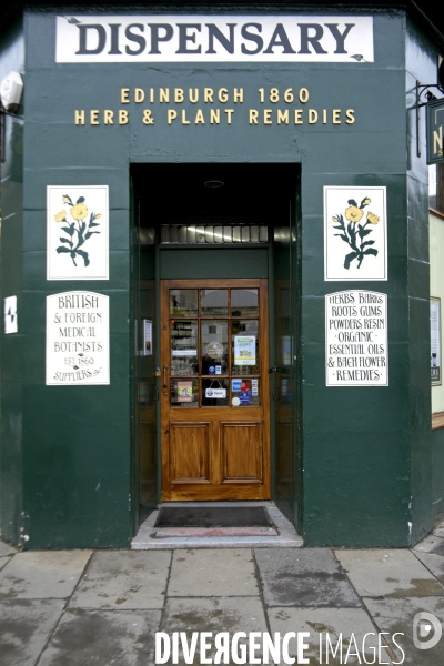 Edimbourg.La facade d une  pharmacie, herboristerie dont l installation a Lauirston place remonte a 1860
