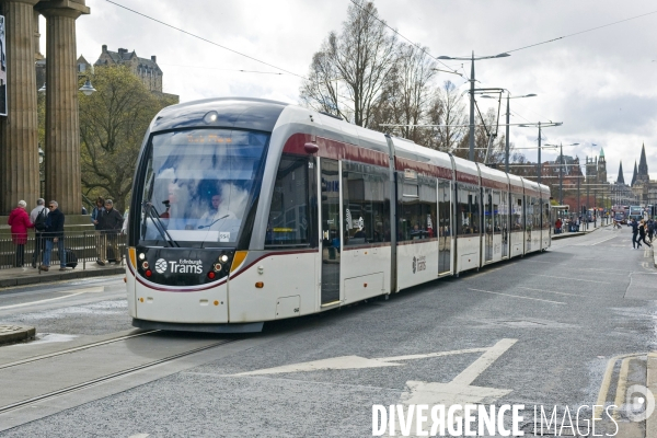 Edimbourg.Une rame du tramway sur Prince street