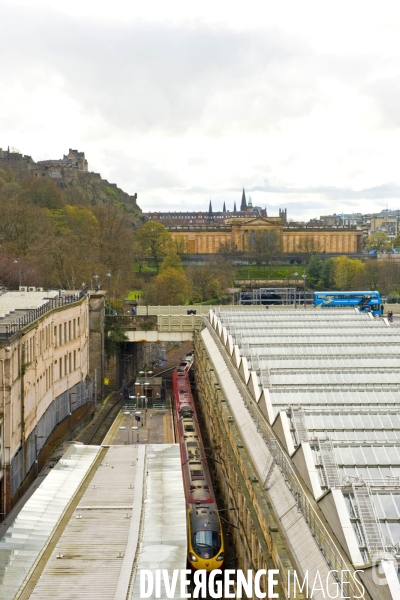 Edimbourg.Un train arrive en gare de Waverley