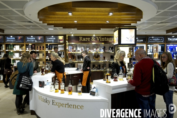 Edimbourg.A l aeroport, degustation de whisky au duty free