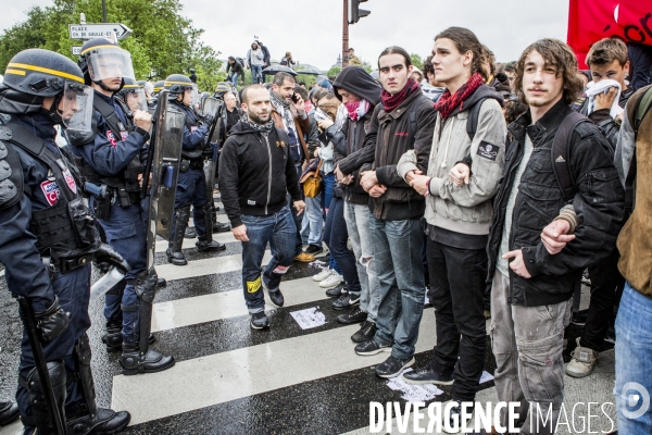 Rassemblement devant l Assemblee Nationale contre la loi travail et le recours au 49-3