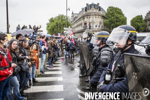 Rassemblement devant l Assemblee Nationale contre la loi travail et le recours au 49-3