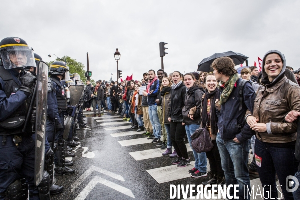 Rassemblement devant l Assemblee Nationale contre la loi travail et le recours au 49-3