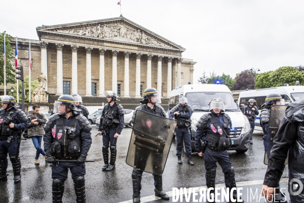 Rassemblement devant l Assemblee Nationale contre la loi travail et le recours au 49-3