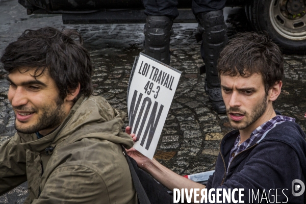 Rassemblement devant l Assemblee Nationale contre la loi travail et le recours au 49-3
