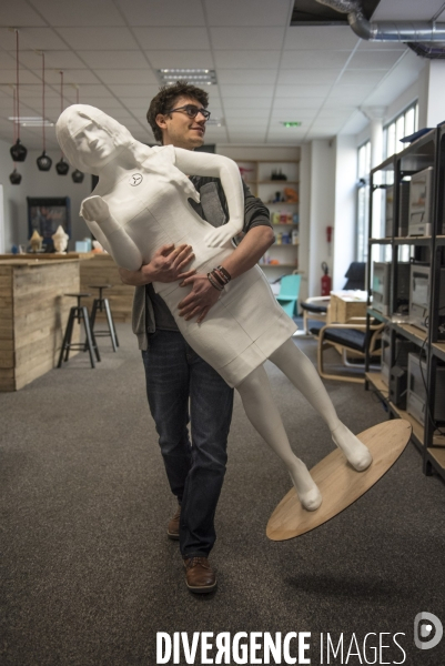 Impression d objets 3D dans le Fablab  FabShop  à Paris