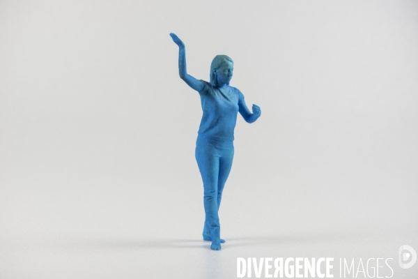 Impression d objets 3D dans le Fablab  FabShop  à Paris