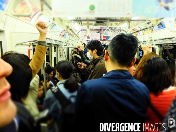 Tokyo: Vie quotidienne dans les transports en commun