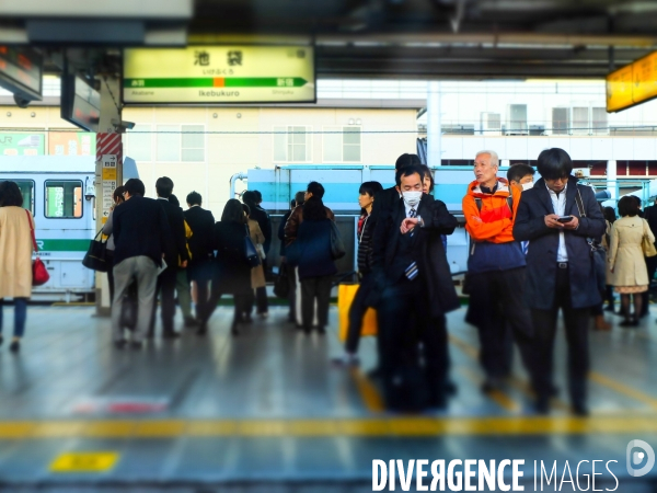 Tokyo: Vie quotidienne dans les transports en commun