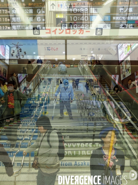 Tokyo: Vie quotidienne dans les transports en commun