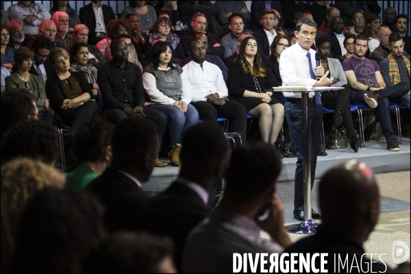 Premier meeting   La France est belle    de Manuel VALLS sur le thème de la jeunesse et de l éducation à Evry.