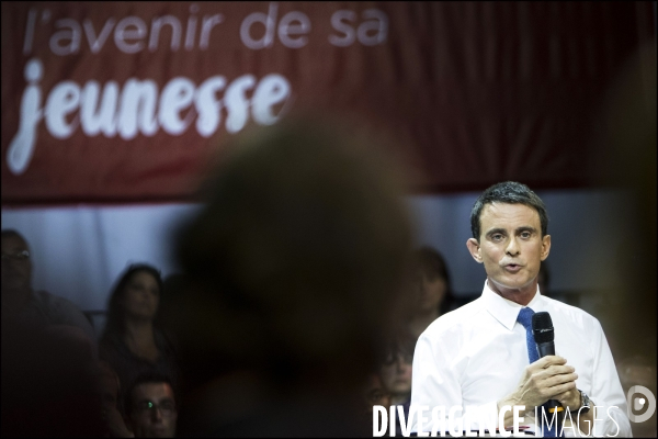 Premier meeting   La France est belle    de Manuel VALLS sur le thème de la jeunesse et de l éducation à Evry.