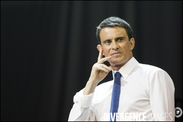 Premier meeting   La France est belle    de Manuel VALLS sur le thème de la jeunesse et de l éducation à Evry.