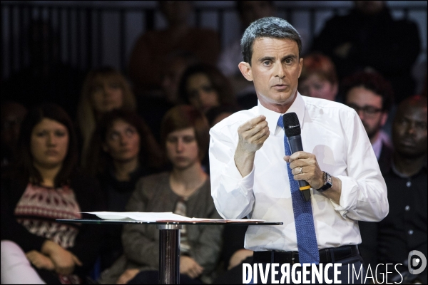 Premier meeting   La France est belle    de Manuel VALLS sur le thème de la jeunesse et de l éducation à Evry.