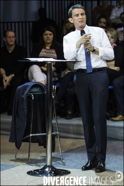 Premier meeting   La France est belle    de Manuel VALLS sur le thème de la jeunesse et de l éducation à Evry.