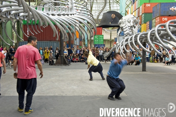 Monumenta 2016.Acrobates et Yamakasi se deplacent dans l oeuvre de Huang Yong Ping