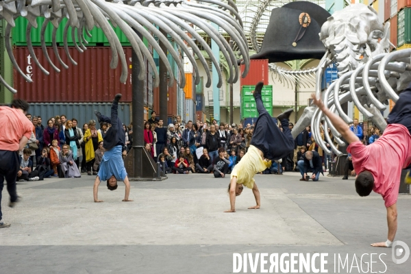 Monumenta 2016.Acrobates et Yamakasi se deplacent dans l oeuvre de Huang Yong Ping