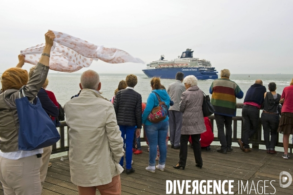 Le paquebot Horizon quitte le port de Calais pour une croisiere dans la region des fjords