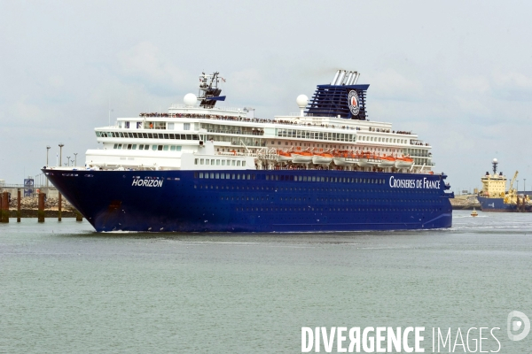 Le paquebot Horizon quitte le port de Calais pour une croisiere dans la region des fjords