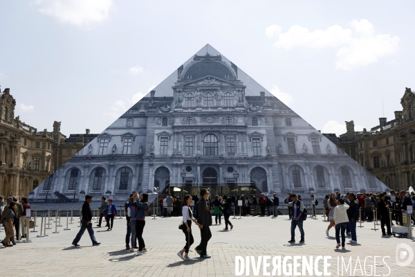 L artiste JR décore la pyramide du Louvre