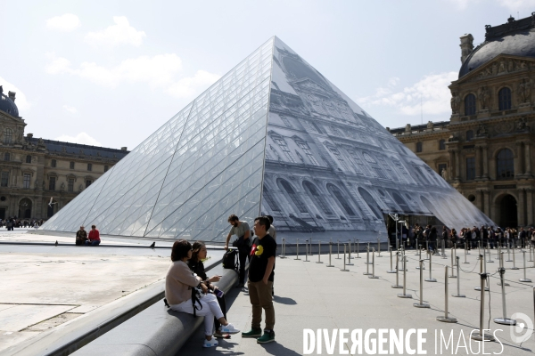 L artiste JR décore la pyramide du Louvre
