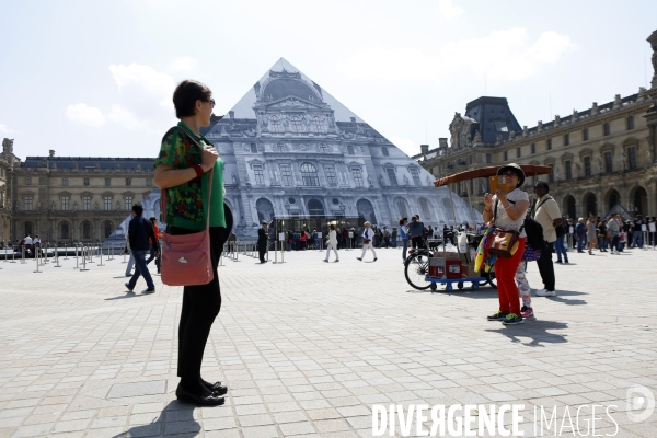 L artiste JR décore la pyramide du Louvre