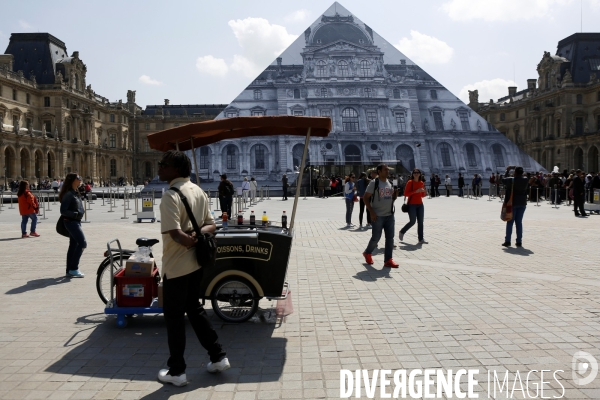 L artiste JR décore la pyramide du Louvre