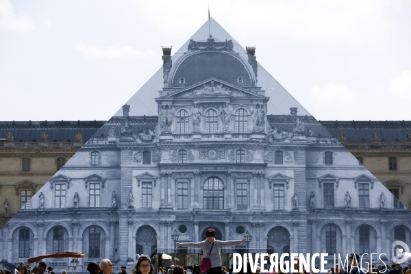 L artiste JR décore la pyramide du Louvre