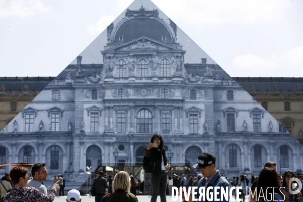 L artiste JR décore la pyramide du Louvre