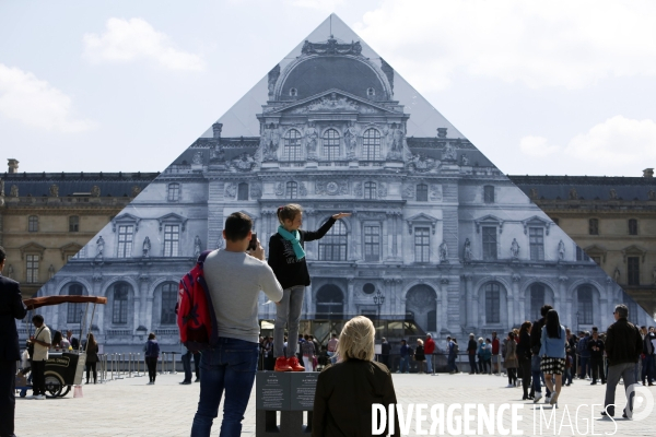 L artiste JR décore la pyramide du Louvre