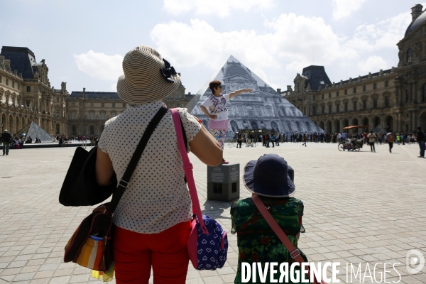 L artiste JR décore la pyramide du Louvre