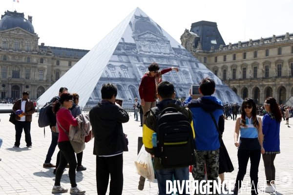 L artiste JR décore la pyramide du Louvre