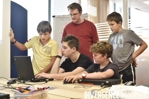 Enfance : apprentissage codage informatique sur ordinateur portable. Childhood: Computer learning.