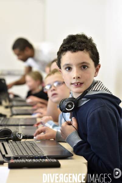 Enfance : apprentissage codage informatique sur ordinateur portable. Childhood: Computer learning.