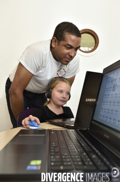 Enfance : apprentissage codage informatique sur ordinateur portable. Childhood: Computer learning.