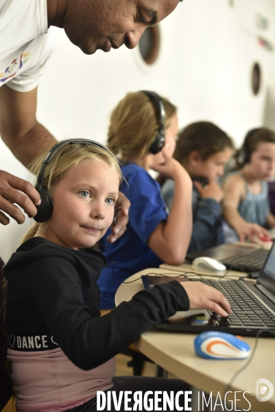 Enfance : apprentissage codage informatique sur ordinateur portable. Childhood: Computer learning.