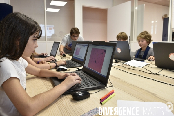 Enfance : apprentissage codage informatique sur ordinateur portable. Childhood: Computer learning.