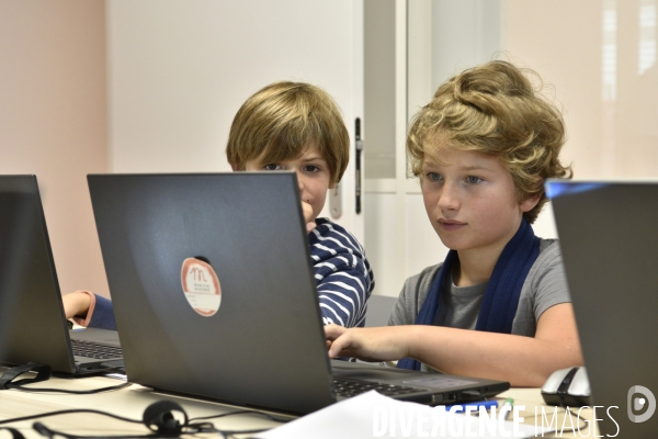 Enfance : apprentissage codage informatique sur ordinateur portable. Childhood: Computer learning.