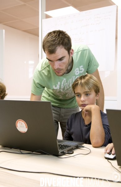 Enfance : apprentissage codage informatique sur ordinateur portable. Childhood: Computer learning.