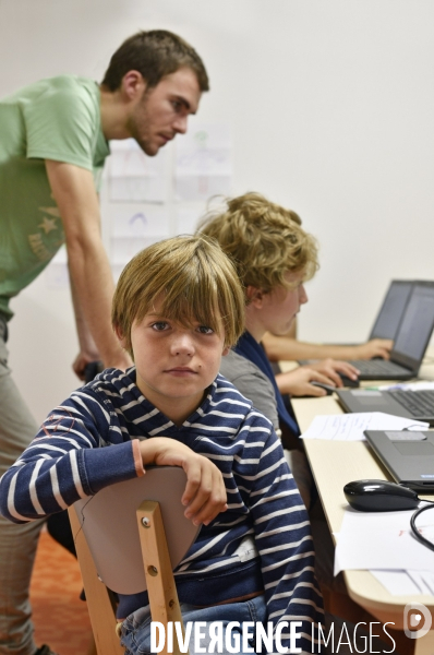 Enfance : apprentissage codage informatique sur ordinateur portable. Childhood: Computer learning.